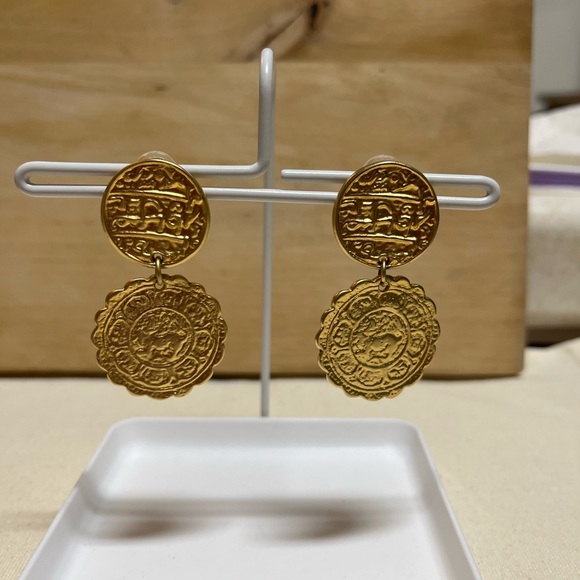 Kenneth Jay Lane Gold Coin Drop Clip Earrings Like new - Picture 2 of 6
